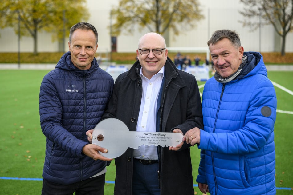 Leiter des CFC Nachwuchsleistungszentrum Pierre Knechtel (44, v.l.n.r), Oberbürgermeister Sven Schulze (54, SPD) und Sven Ehmer (63) vom Planungsbüro bei der Schlüsselübergabe.