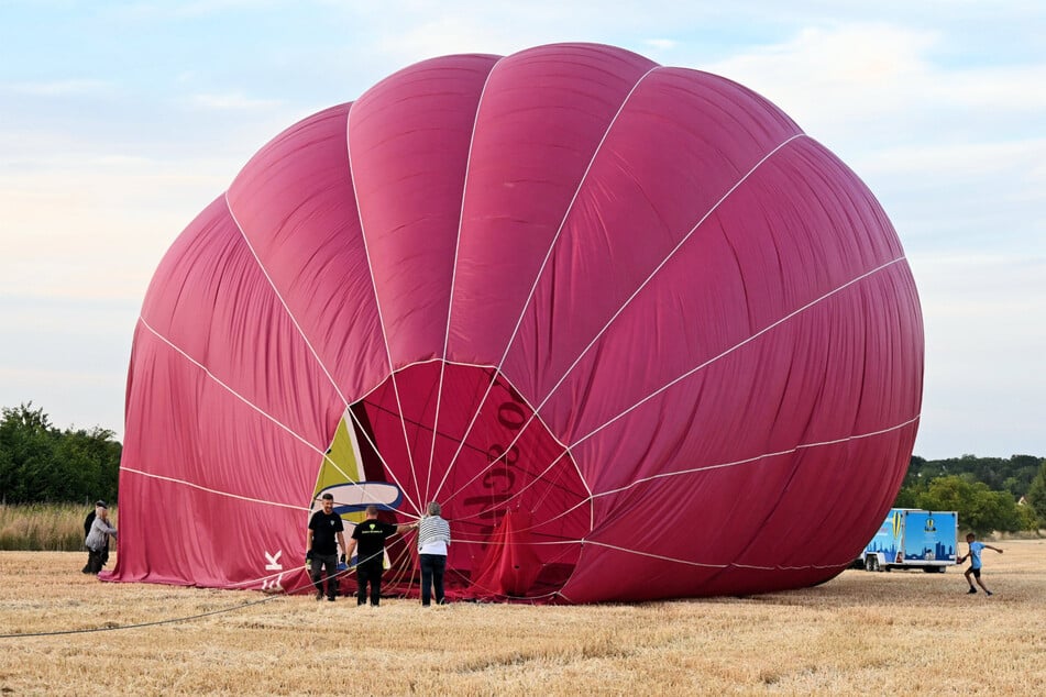 Nach der Landung wurde der Ballon im Anhänger verstaut.