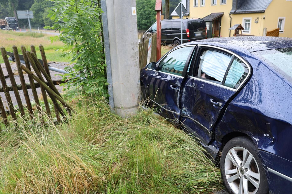 Der VW landete nach der Kollision an einem Zaun.