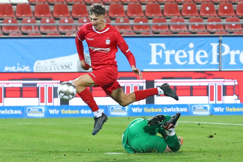 Chance vertan: Lukas Eixler (l.) spielte den BFC-Torwart Leon Bätge aus, traf dann jedoch nur ans Außennetz.