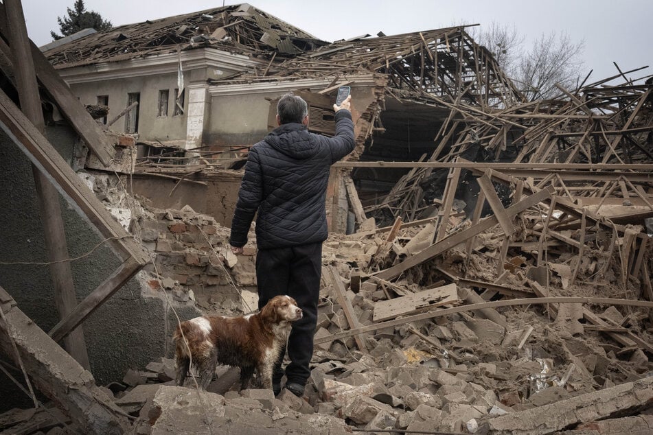 Ein Anwohner in Sloviansk sieht auf ein von Wohnhäusern umgebenes Industriegebäude, das während eines nächtlichen russischen Raketenangriffs zerstört wurde.
