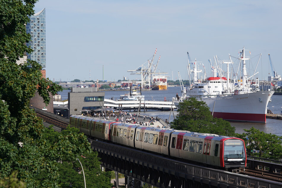 Ein Zug der Linie U3 zwischen den Stationen "Baumwall" und "Landungsbrücken" am Hafen. An anderer Stelle im Streckenverlauf wird der Bahnverkehr am Wochenende unterbrochen.