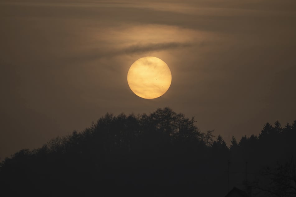 Saharastaub hat Sonne und Himmel über Stockach im Landkreis Konstanz am Freitag milchig und trüb wirken lassen.
