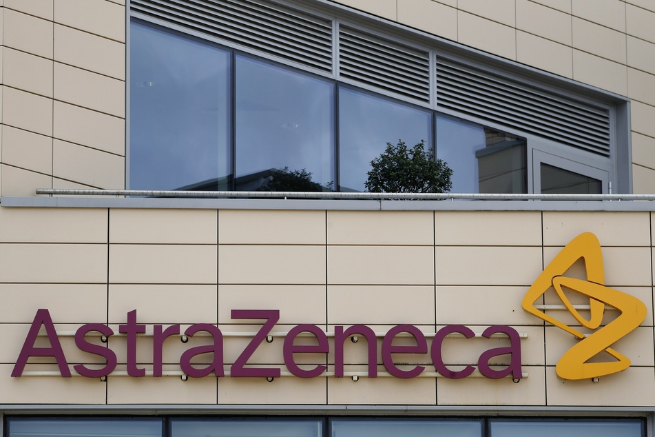 Großbritannien, Cambridge: Blick auf das Firmenlogo am Sitz von Astrazeneca.