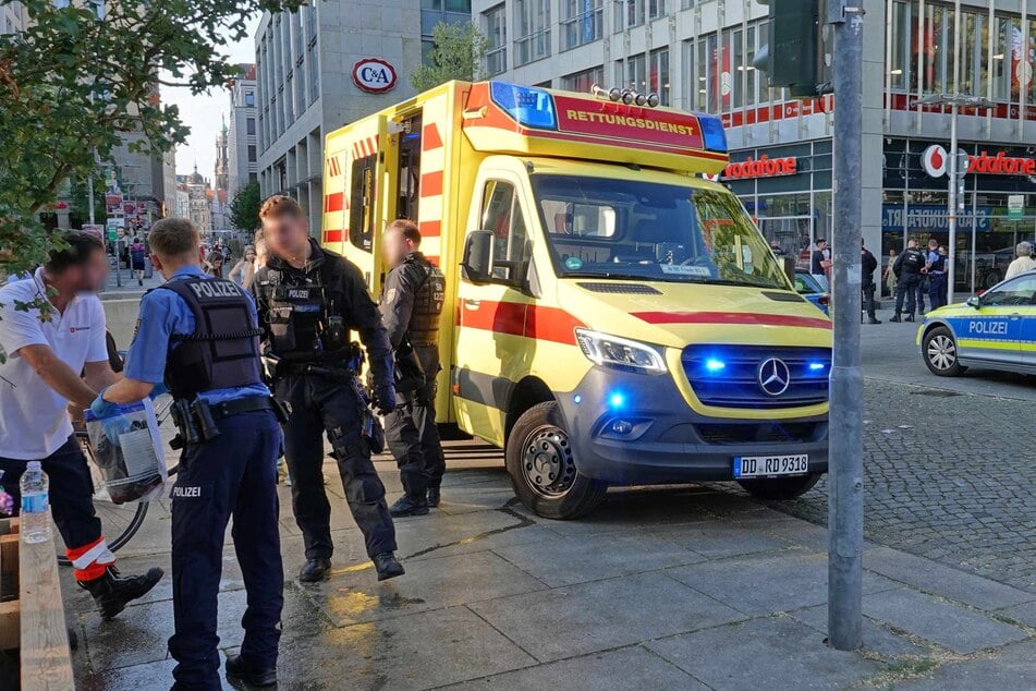 Der Rettungswagen brachte die Schwerverletzten in die Klinik.