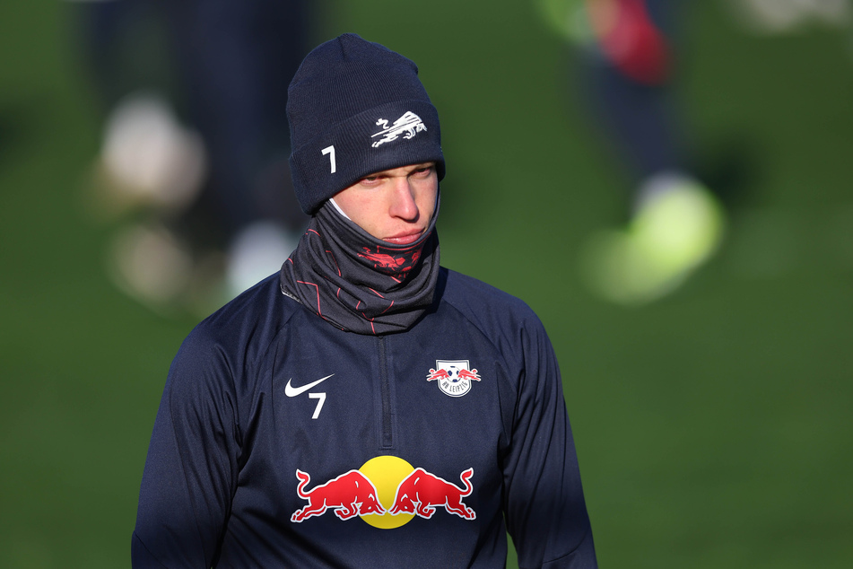 RB Leipzigs Dani Olmo (25) wird nach seiner Schulterverletzung am Samstag endlich wieder spielen können. Schon beim Training hat sich der Spanier dick eingepackt.
