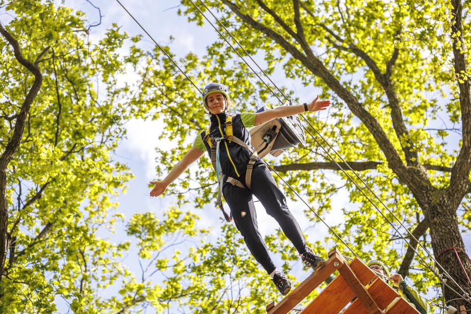 Für Hochseilgarten-Trainerin Nancy ein Heidenspaß: Sie lässt sich aus 13 Metern Höhe fallen.