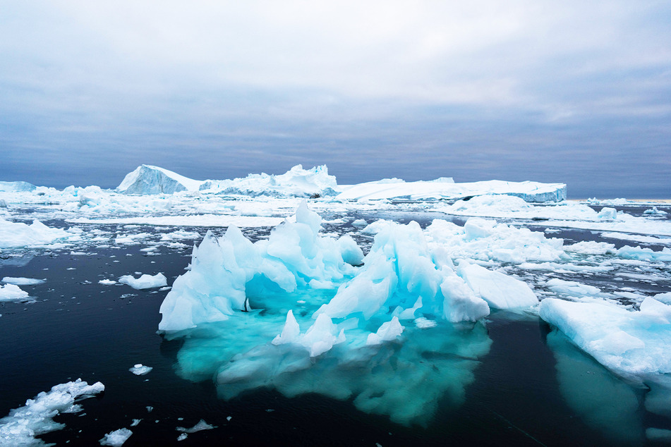 Gerade in den kältesten Regionen der Erde macht sich der Klimawandel bemerkbar. Dort schmilzt immer mehr Eis ab.