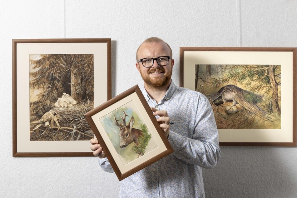 Benjamin Venter (34) mit einigen der detailreichen, naturverbundenen Arbeiten seines Urgroßvaters.