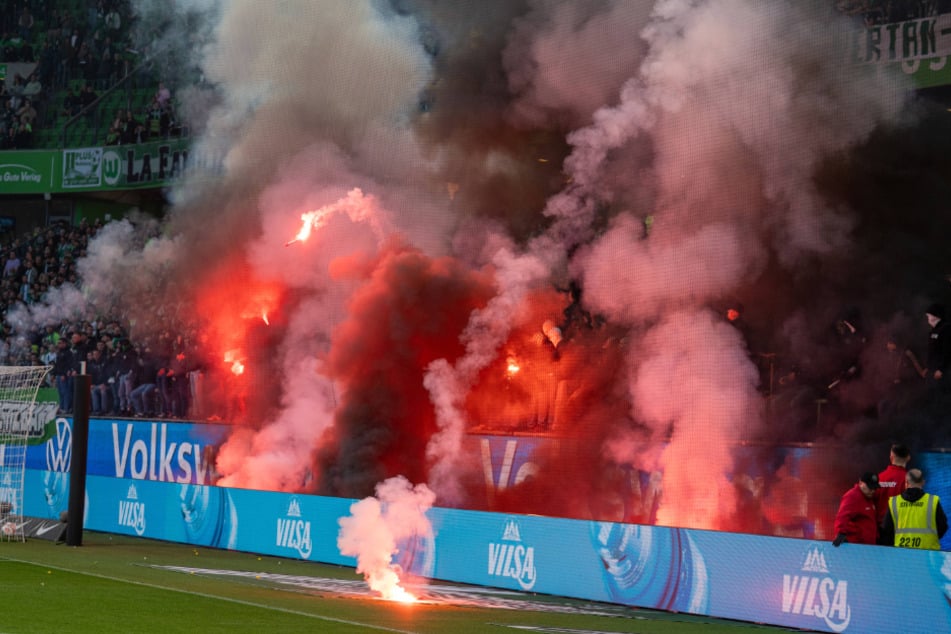 Nach Abpfiff ließen die VfL-Fans ihrem Frust freien Lauf und zündeten Unmengen an Pyrotechnik, verbrannten unter anderem Schals.