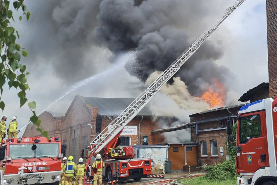 Die Feuerwehr ist in Schwerin am Bahnhofsmuseum und löscht den Brand. Auch die Bundespolizei sei vor Ort.