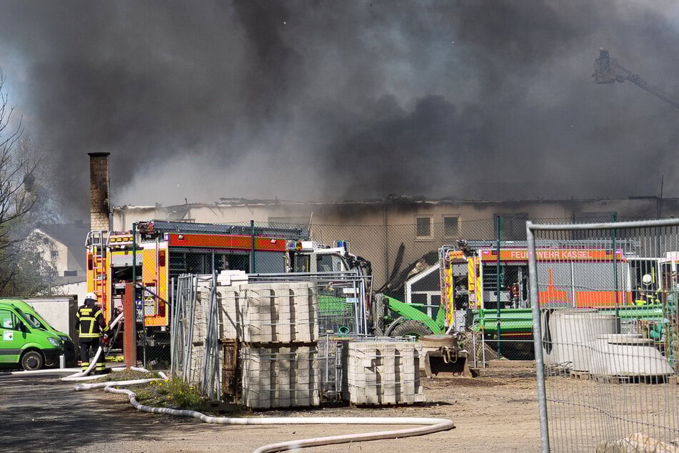 Dichter schwarzer Rauch stieg über der brennenden Halle auf, die Anwohner in Fuldatal wurden aufgefordert, Fenster und Türen geschlossen zu halten.