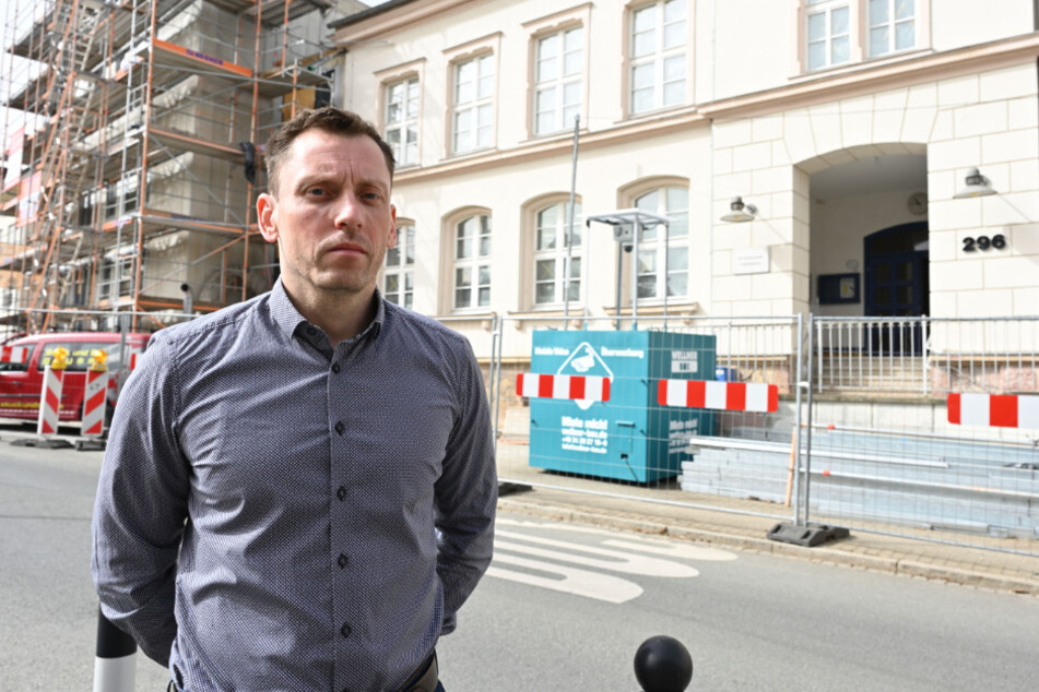 Elternrat Lars Ebert (43) ärgert sich über den Umgang mit der Bauverzögerung an der Grundschule Adelsberg.