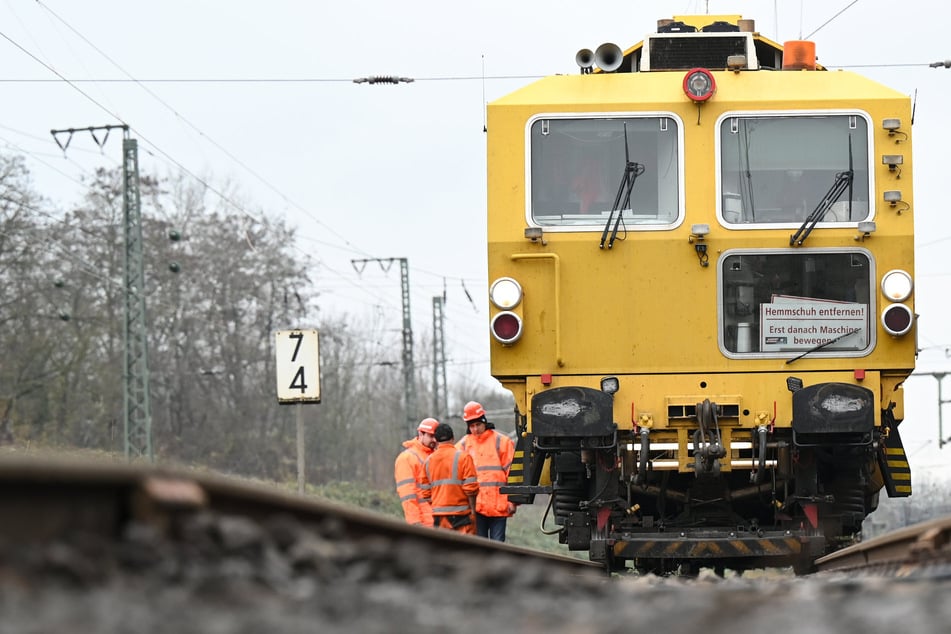 Für die Reparatur der Strecke Chemnitz - Leipzig mittels Stopfmaschine musste ein anderes Bauprojekt kurzzeitig warten. (Symbolfoto)