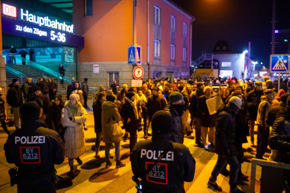 Polizei bereitet sich auf Corona-Protest in München vor: Demonstranten wollen Messer mitnehmen!