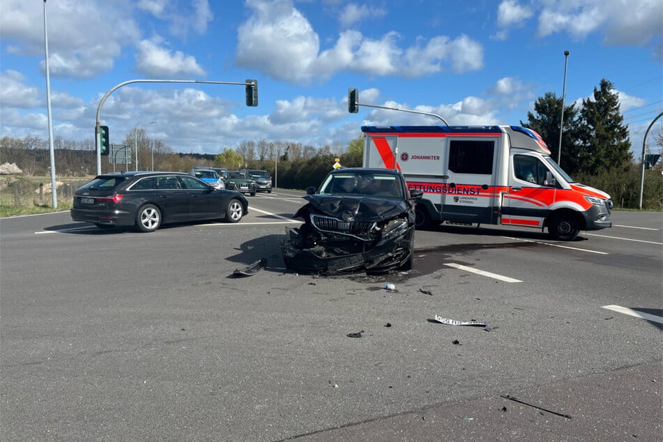 Beide Fahrzeuge mussten abgeschleppt werden.
