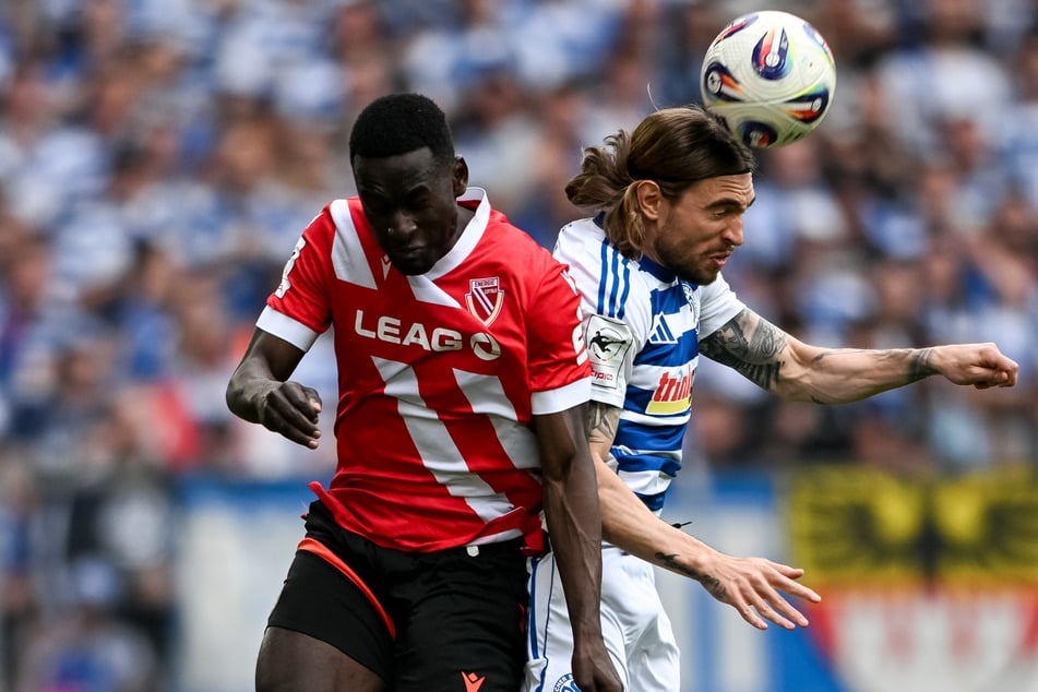 FCE-Akteur Merveille Biankadi (30, links) kämpft im Luftduell mit Duisburgs Joshua Bitter (29) um den Ball.