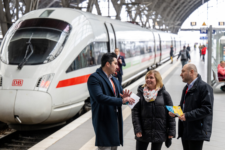 Die gebürtigen Ukrainer Kamran Radzhput (l.), Viktor Omelianenko und Inessa Orel haben Jobs bei der Deutschen Bahn in Leipzig gefunden.