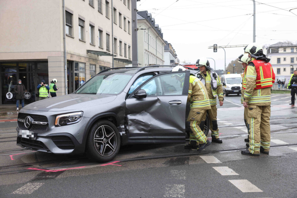 Kameraden der Feuerwehr untersuchen den Mercedes-Benz nach dem verheerenden Crash.