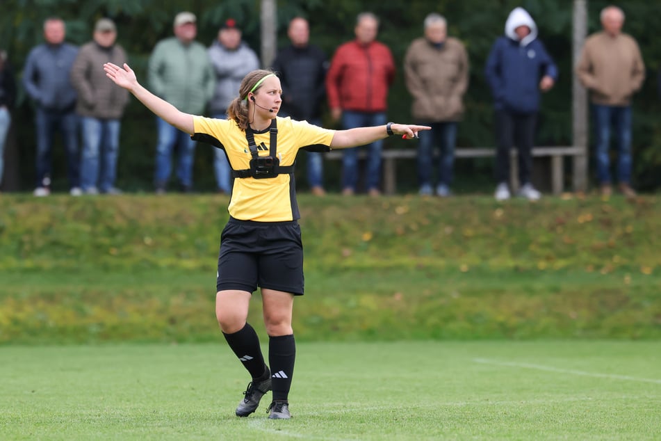 Als Frau ein Männerspiel zu leiten ist immer noch selten. Nur 435 Schiedsrichterinnen sind derzeit beim Bayerischen Fußballverband aktiv.