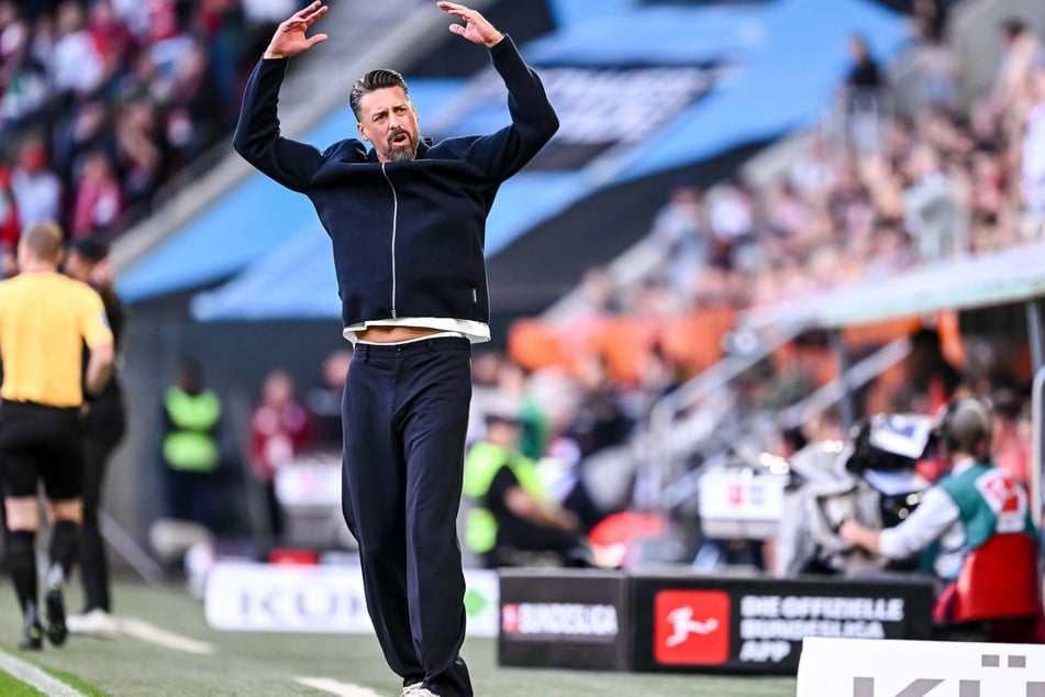 Augsburgs Trainer Sandro Wagner (37) beschwerte sich über die Reaktion der Bayern.