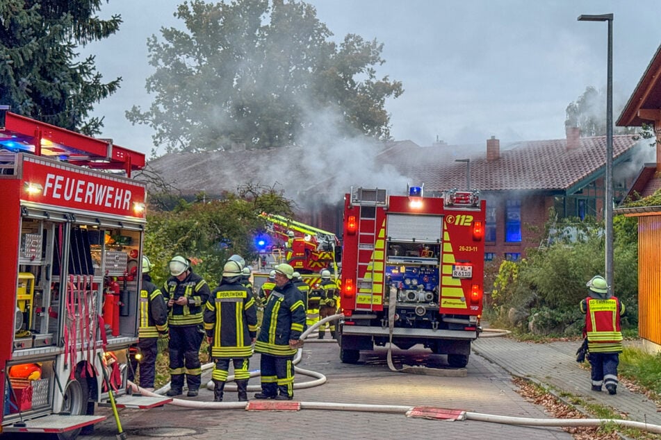 Ein Brand in Garstedt hat ein Mehrfamilienhaus vorübergehend unbewohnbar gemacht.