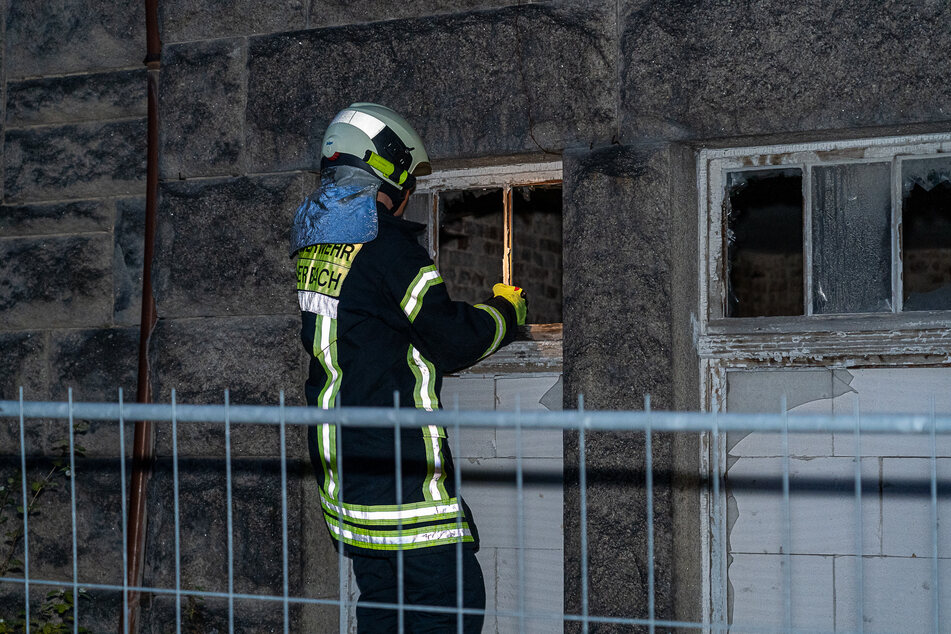 Einsatzkräfte verschafften sich Zugang zu dem leerstehenden Gebäude.