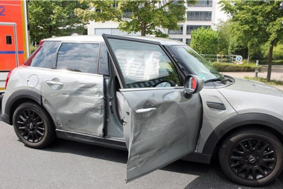 Auch der Mini, in dem die 17-Jährige auf dem Beifahrersitz saß, wurde erheblich getroffen und beschädigt.