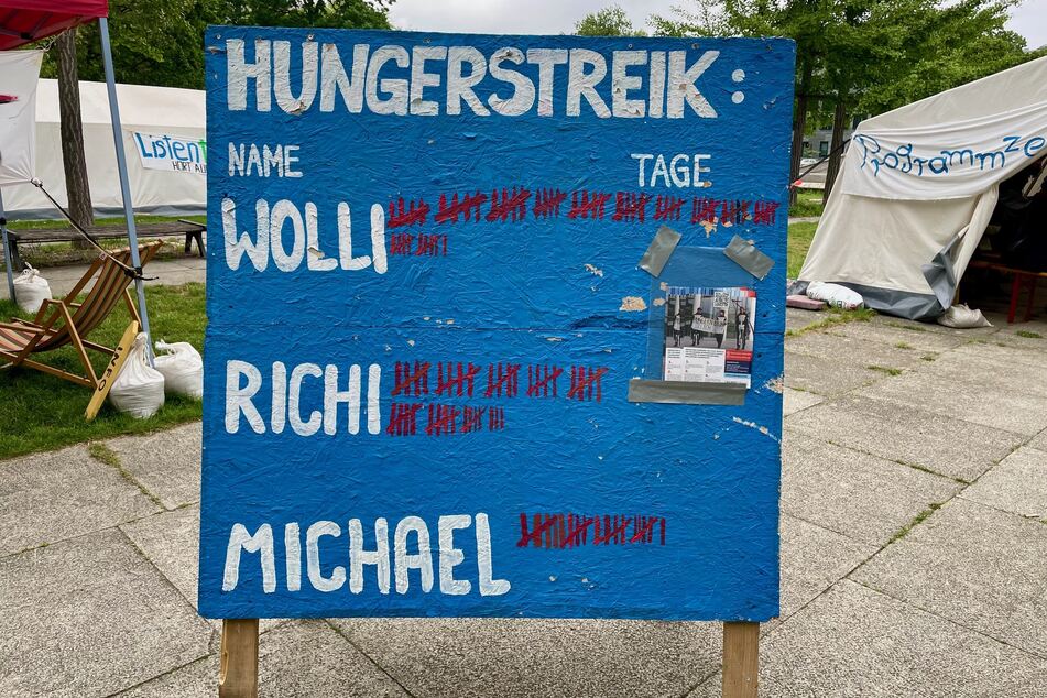 Auf einer Tafel halten die Aktivisten die Hungerstreik-Tage fest.