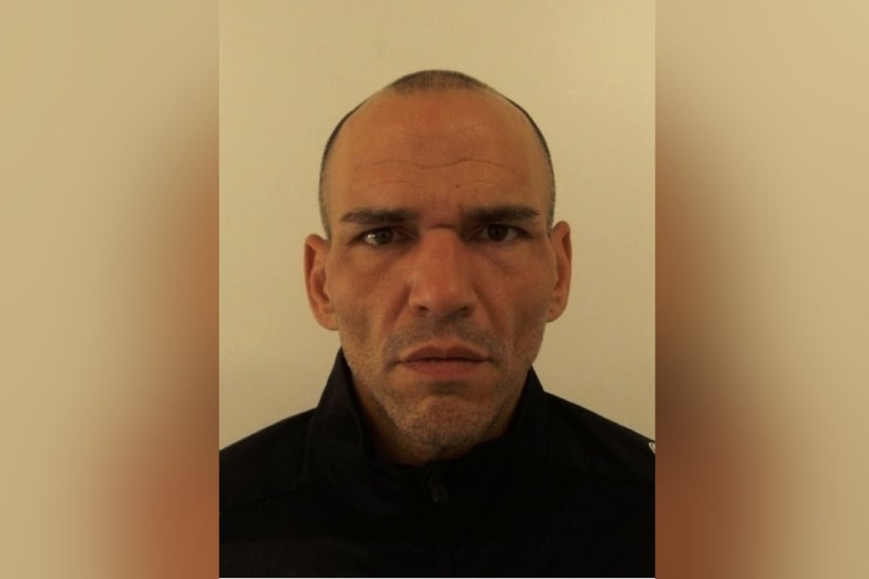 Dieser Mann entkam auf spektakuläre Weise aus dem Gerichtssaal. Nun fahndet die Polizei nach ihm.
