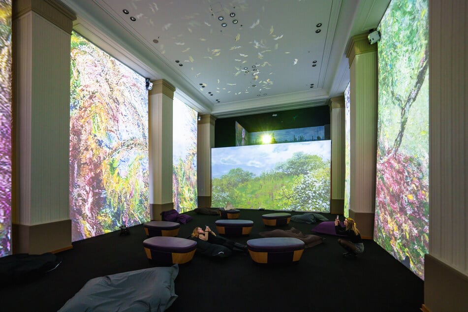 Im "Saal" können Besucher sitzend oder flanierend die Kunstprojektion genießen.
