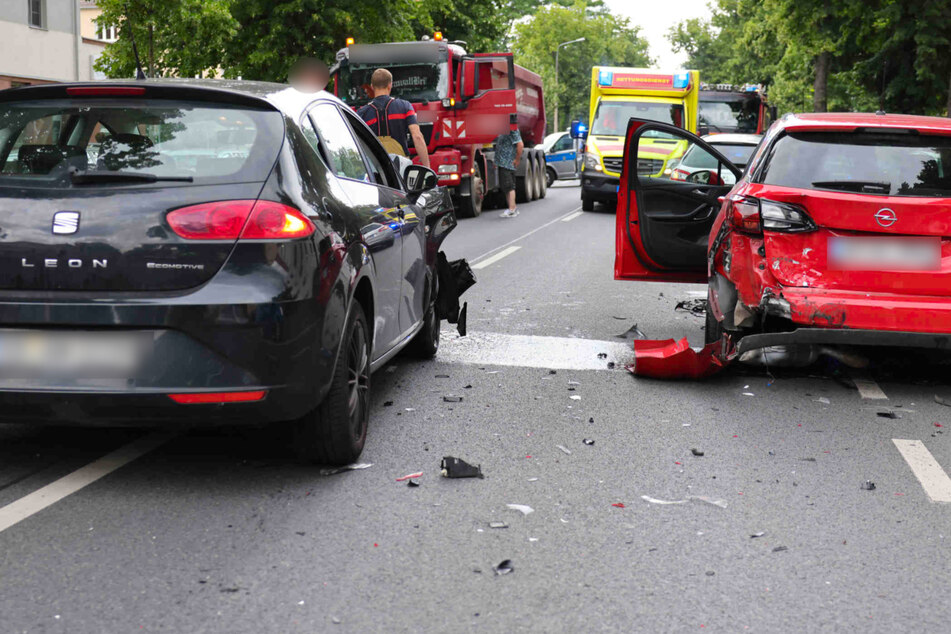 Heftiger Auffahrunfall vierer Autos in Dresden: Zwei Personen verletzt