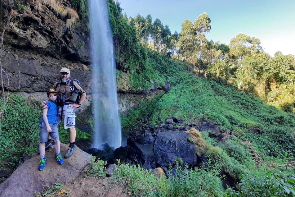 Ole und Gil Bretschneider genießen ihre Vater-Sohn-Zeit in Uganda.