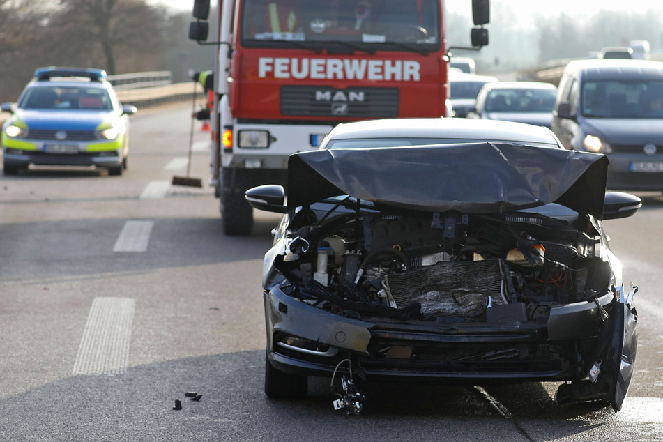 Auffahrunfall auf Bundesstraße: VW kracht gegen Mercedes