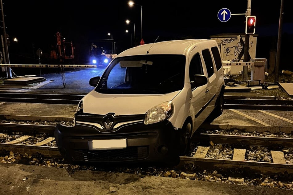 Der Renault musste mit einem Kran aus dem Gleisbett gehoben werden.