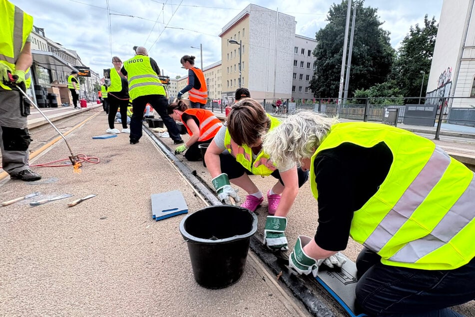 Pünktlich um 10 Uhr starteten am Samstag die Freiwilligen an der Haltestelle Leibnizstraße und halfen dabei, die Gleise wieder befahrbar zu machen.