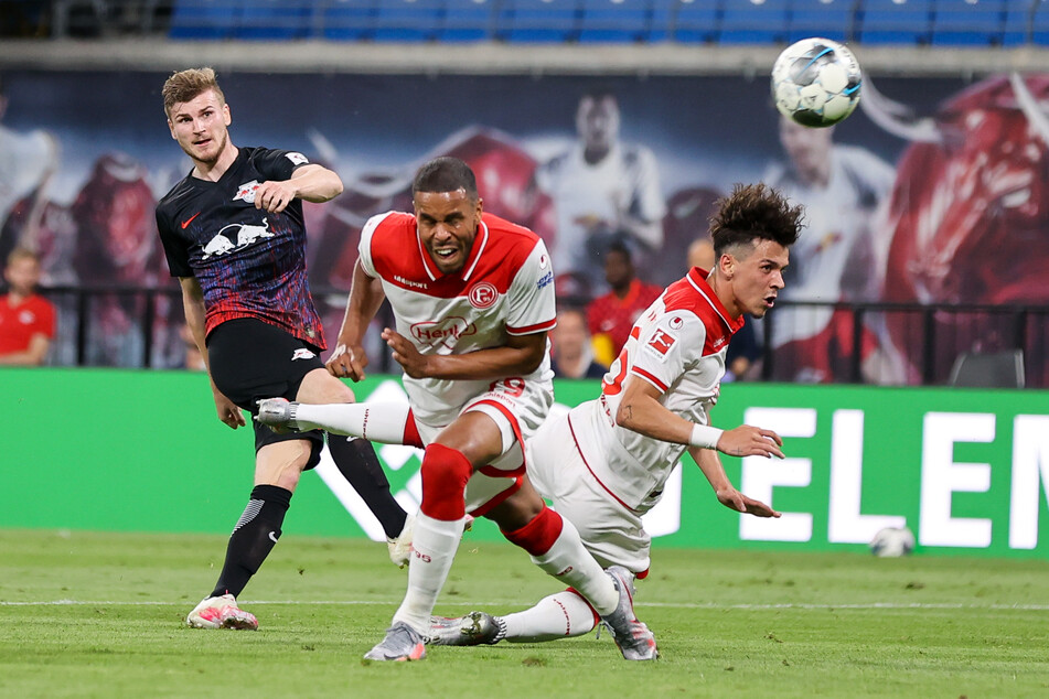 Timo Werner (l.) schlenzte in der 63. Minute zum 2:0 für RB Leipzig und erzielte sein 26. Ligator. Für den Sieg reichte es aber nicht.