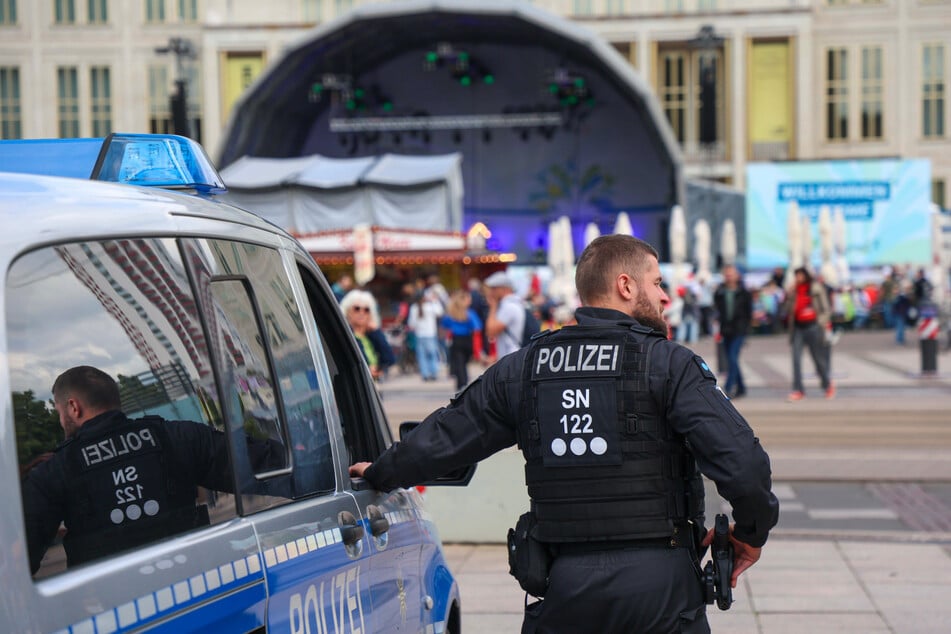 Zahlreiche Polizisten sichern die Stadt ab. Zusätzlich wurden Poller in der Innenstadt aufgestellt.