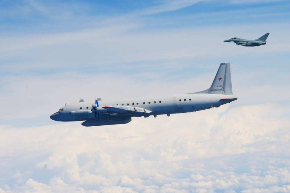 Deutsche Kampfjets fangen russische Maschine über der Ostsee ab!