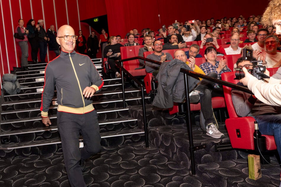 Christoph Maria Herbst (59) wurde vom Publikum abgefeiert. Er wusste aber wohl auch, dass er besser vor dem Film kommen sollte, als danach ...