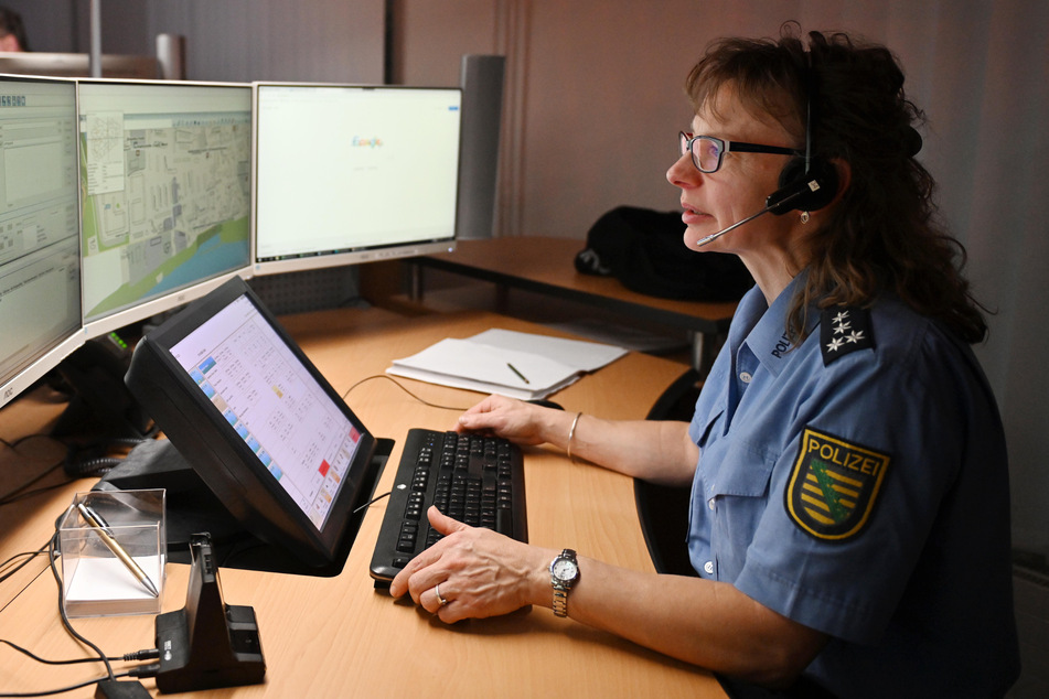 Polizeihauptkommissarin Mandy Pärsch (49) bei der Einsatz-Koordination.