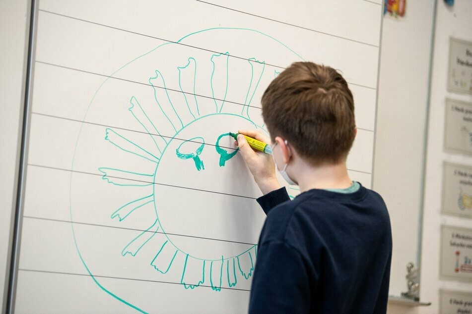 Schulen spielen laut Robert-Koch-Institut eine wachsende Rolle bei der Viruszirkulation in Deutschland.