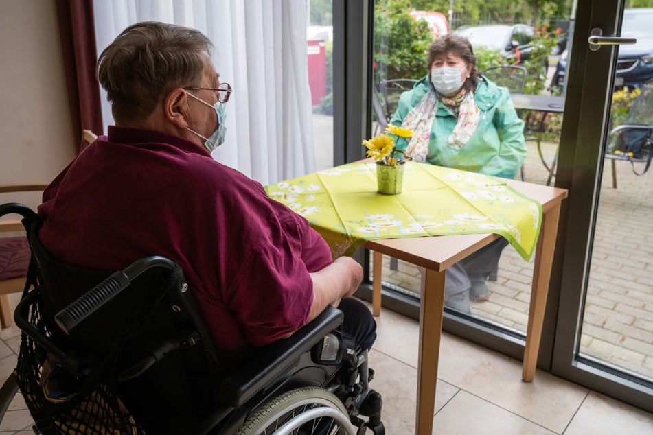 Musste die Abriegelung von Pflegeheimen wirklich sein?