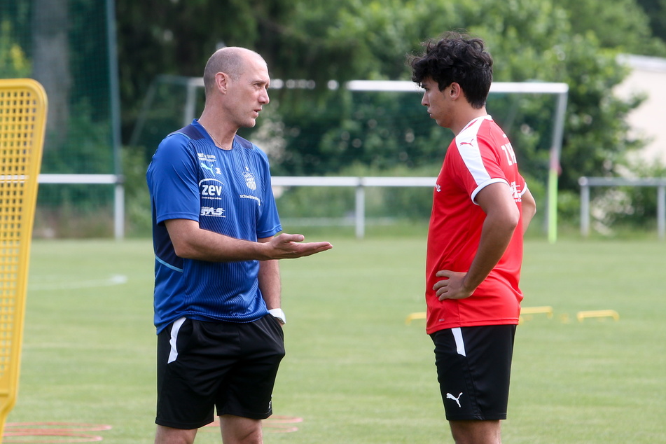 FSV-Trainer Joe Enochs (49, l.) im Gespräch mit seinem US-Landsmann Johan Gomez (19), den er vom FC Porto nach Zwickau holte.