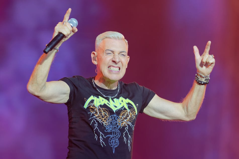 Su voz suena en cada touchdown en casa del líder de la liga, Indianápolis: el cantante de “Scooter”, H.P. Baxxter (61), visita a los Colts en Berlín.