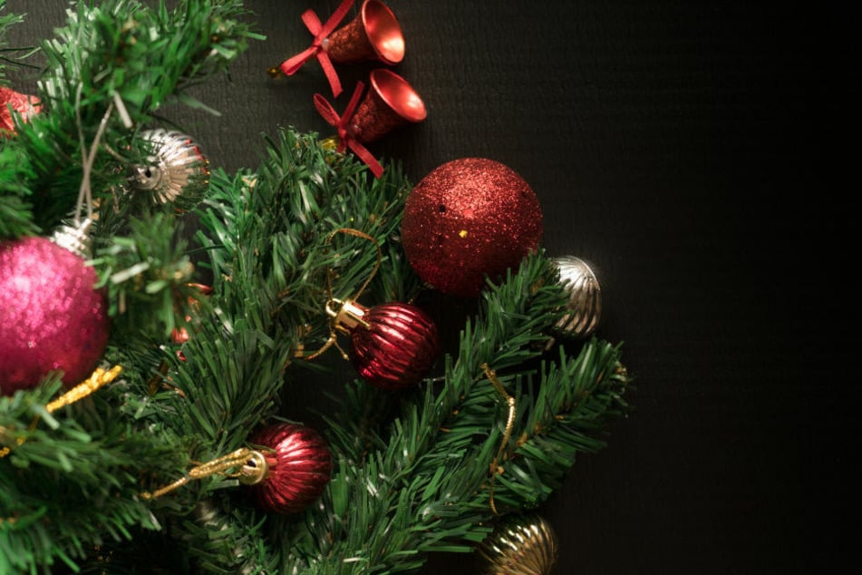 Viele ältere Menschen haben Angst davor, das Weihnachtsfest aufgrund der Corona-Pandemie alleine verbringen zu müssen und suchen Hilfe bei der Hotline "Silbernetz". (Symbolfoto)