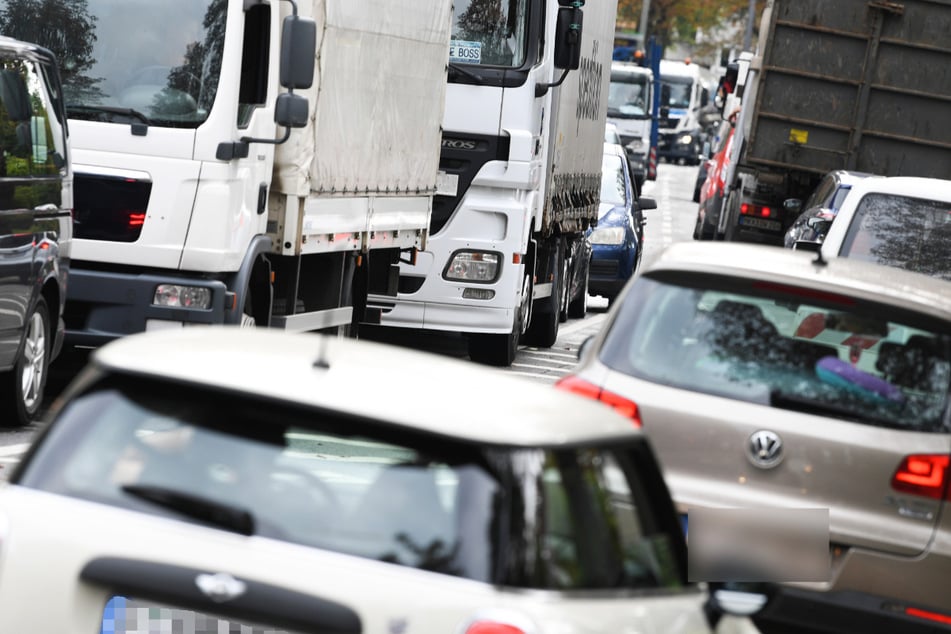 Eine Studie zeigt, dass Autofahrer im zurückliegenden Jahr in Frankfurt im Durchschnitt deutlich langsamer fuhren als etwa in Wiesbaden. (Symbolbild)