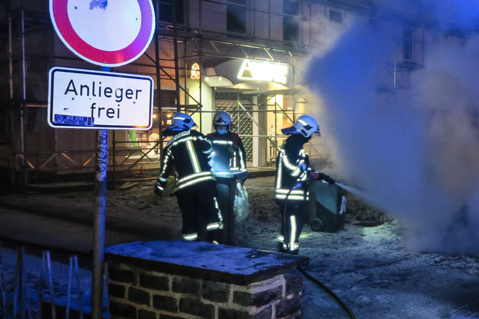 Brennende Mülltonnen im Erzgebirge: Anwohner hörten vorher Feuerwerk