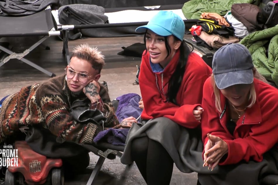 Die anderen Show-Teilnehmer schauen sich Rafis Runde der Schande an.