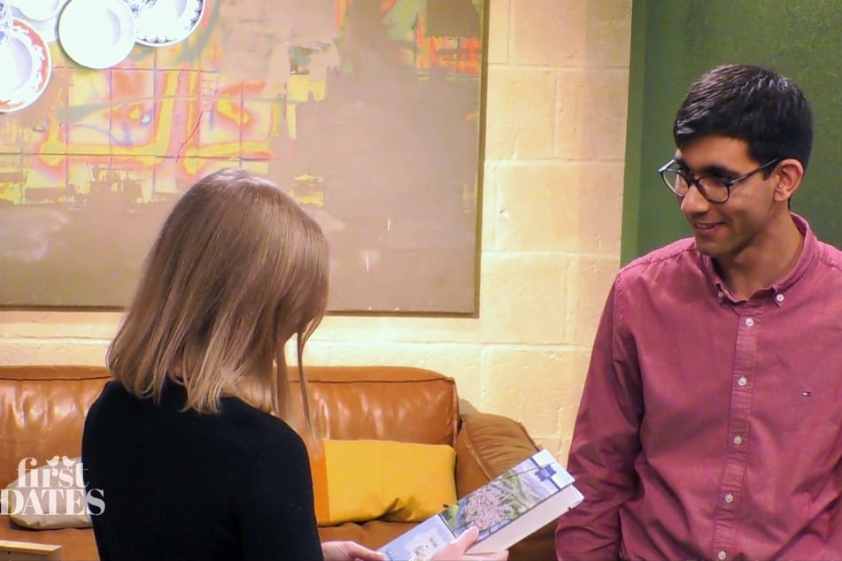 Karl (23) überreicht Blind Date Bianca (25) eine Schachtel Pralinen als Mitbringsel.